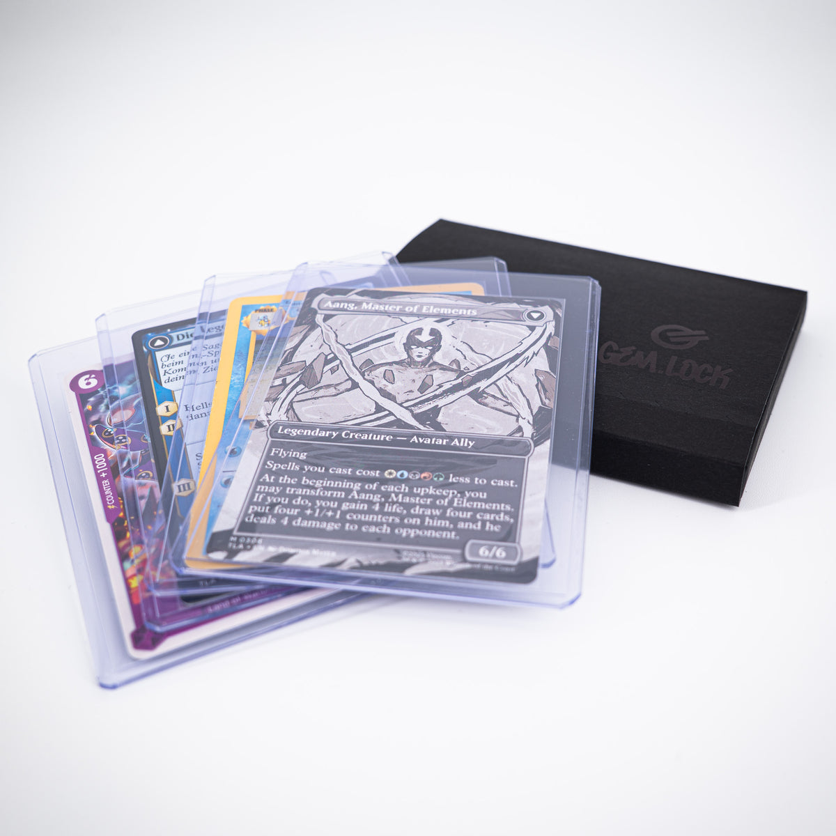 Gem.Lock – Toploader Versandhalter – Für 4 Karten (Pack Optionen) - PokéPrinz