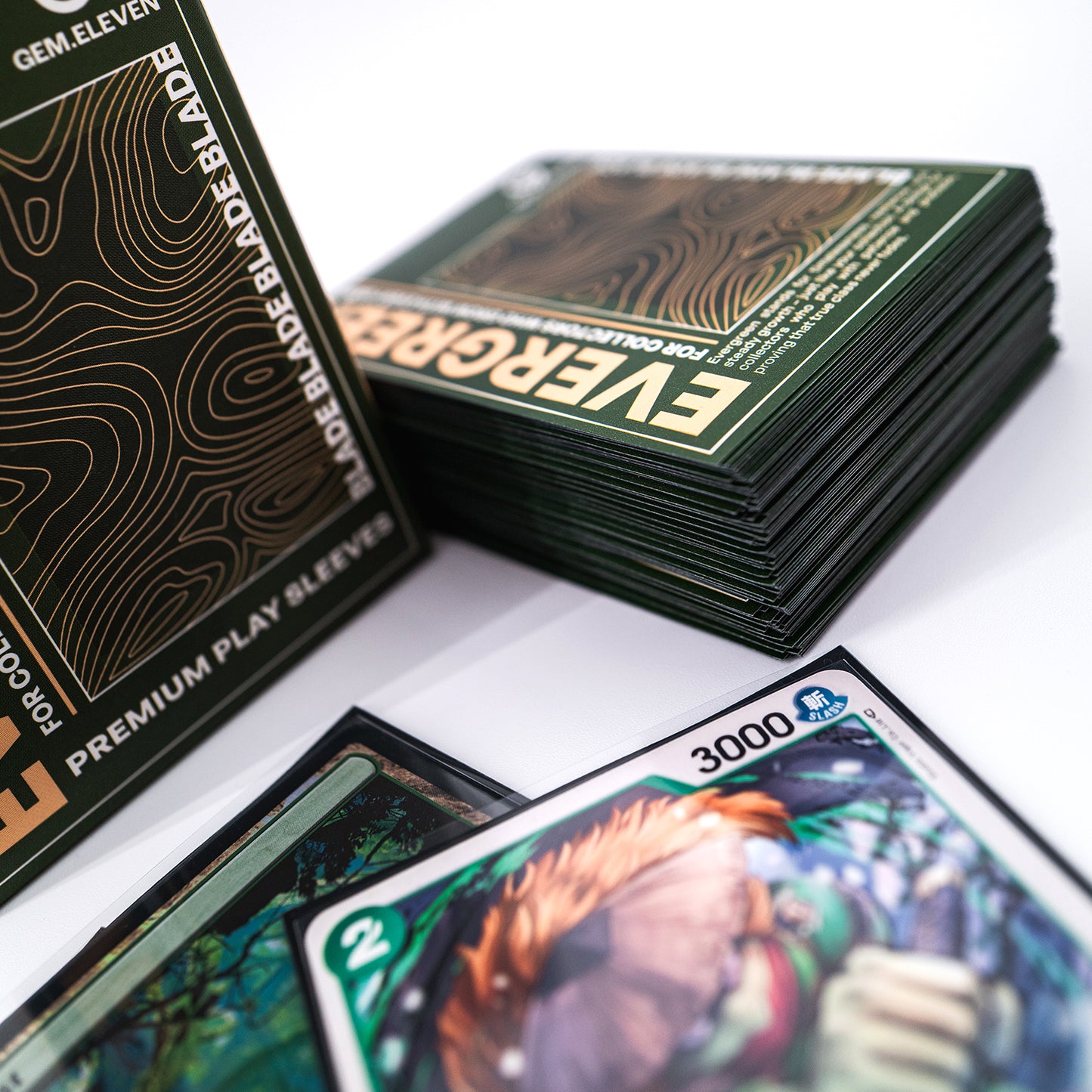Blade Evergreen | Premium TCG Play Sleeves | Haltbar | Angenehmes Mischgefühl - PokéPrinz