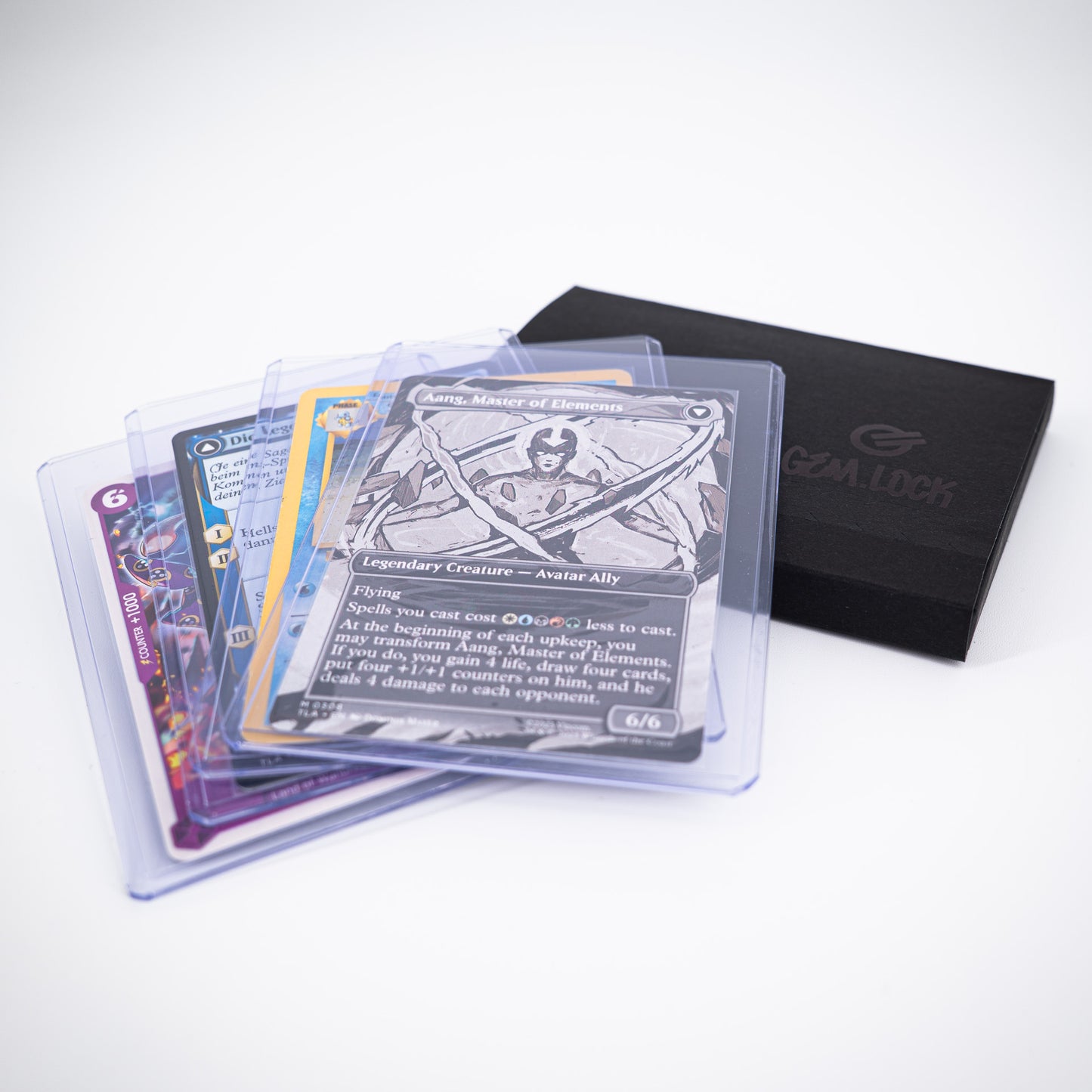 Gem.Lock – Toploader Versandhalter – Für 4 Karten (Pack Optionen) - PokéPrinz