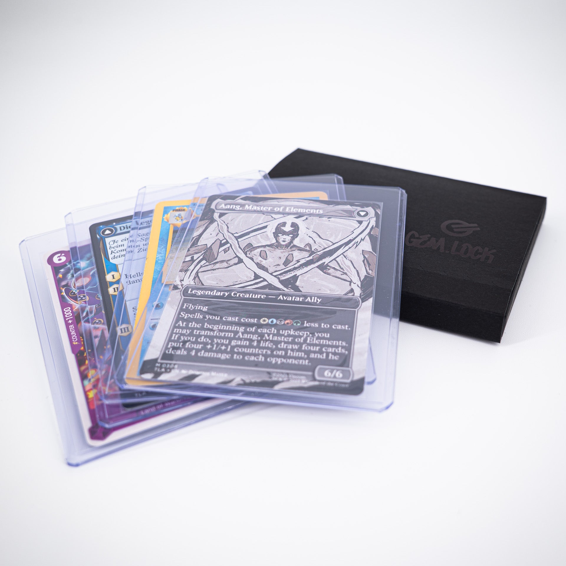 Gem.Lock – Toploader Versandhalter – Für 4 Karten (Pack Optionen) - PokéPrinz