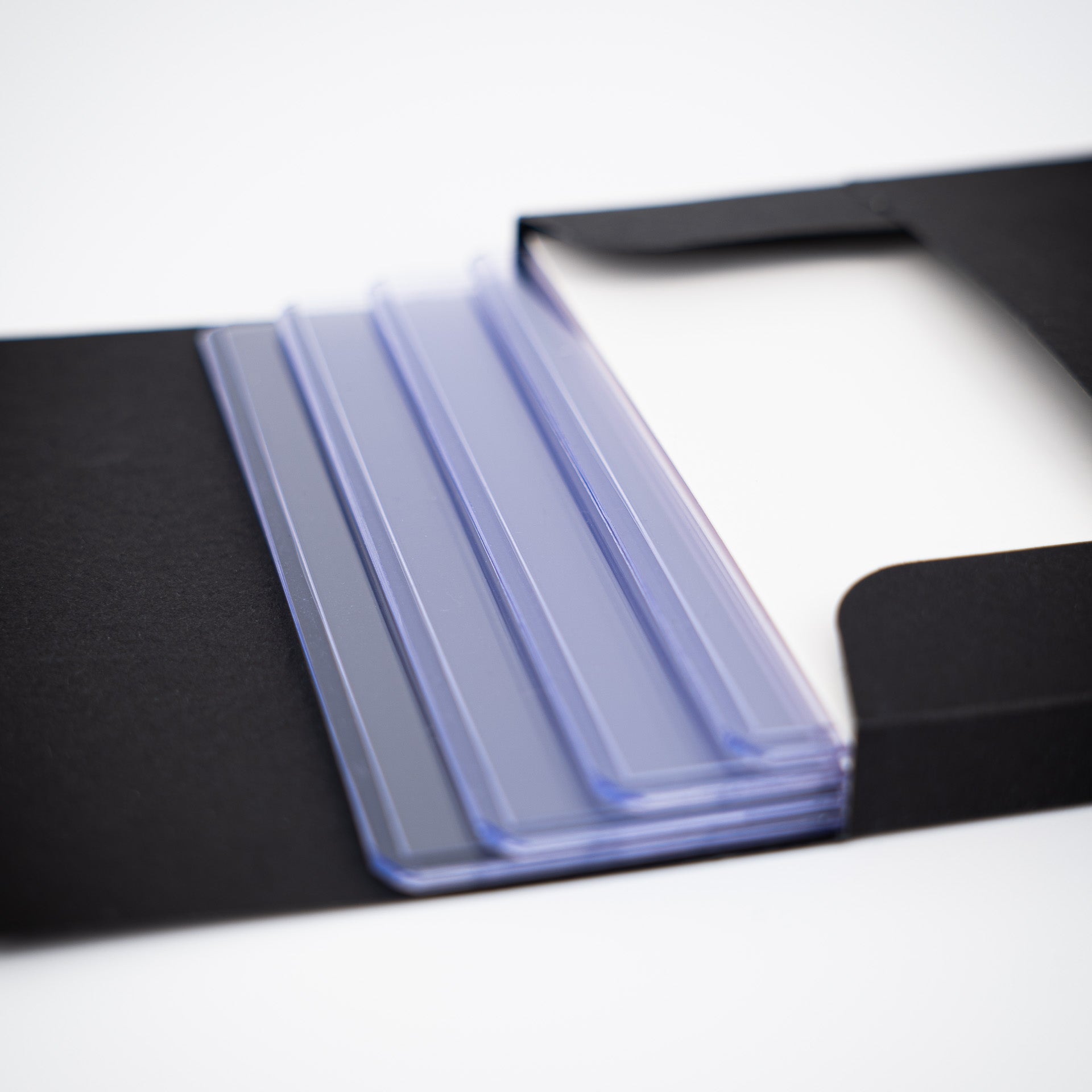Gem.Lock – Toploader Versandhalter – Für 4 Karten (Pack Optionen) - PokéPrinz